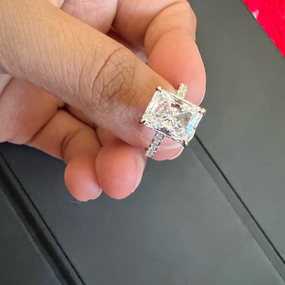 Elegant Silver Women's Ring with Clear Stone